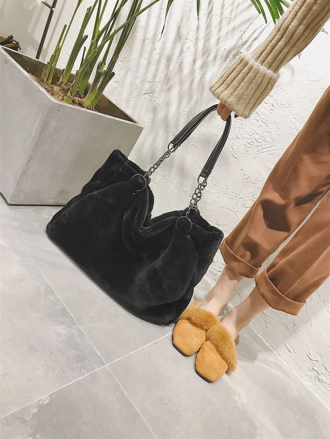 Fuzzy Chain Tote Bag - Black